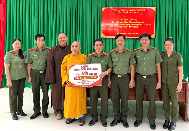 Thượng tọa Thích Tắc An trao bảng tượng trưng hỗ trợ 100 phần quà đến đại diện lãnh đạo Công an xã Dầu Tiếng Thượng tọa Thích Tắc An trao bảng tượng trưng hỗ trợ 100 phần quà đến đại diện lãnh đạo Công an xã Dầu Tiếng