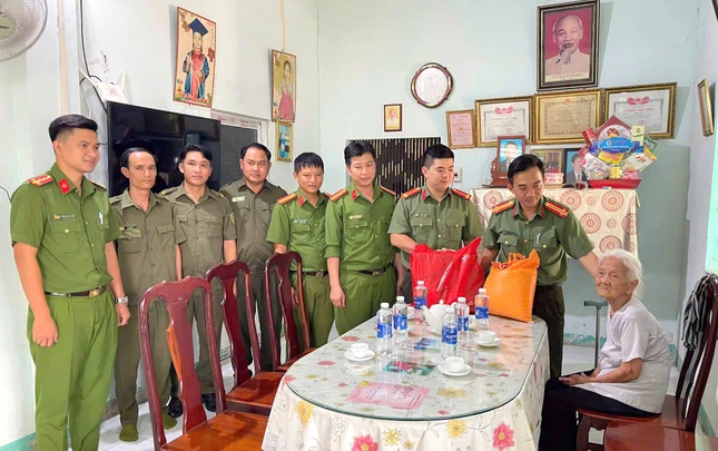 Công an xã Dầu Tiếng gửi tặng thân nhân gia đình các liệt sĩ Công an Nhân dân Công an xã Dầu Tiếng gửi tặng thân nhân gia đình các liệt sĩ Công an Nhân dân