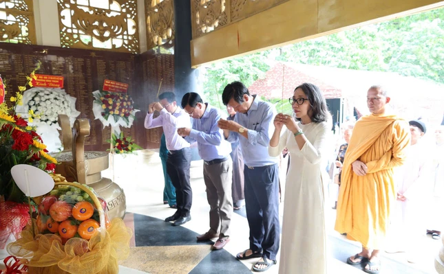 Lãnh đạo phường Bình Thạnh thắp hương tại Nhà bia tưởng niệm liệt sĩ