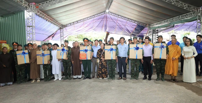 Tặng quà thăm hỏi, động viên cán bộ, chiến sĩ đang ngày đêm thực hiện nhiệm vụ tìm kiếm, quy tập hài cốt, xác định danh tính các liệt sĩ
