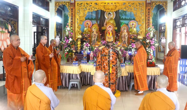 Khóa lễ cúng ngọ tại chánh điện chùa Pháp Quang Khóa lễ cúng ngọ tại chánh điện chùa Pháp Quang