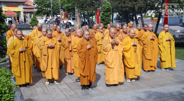 Thượng tọa Thích Thanh Phong cùng chư Tăng trường hạ chùa Vĩnh Nghiêm dâng hương tưởng niệm các anh hùng liệt sĩ tại Đài tưởng niệm Liệt sĩ