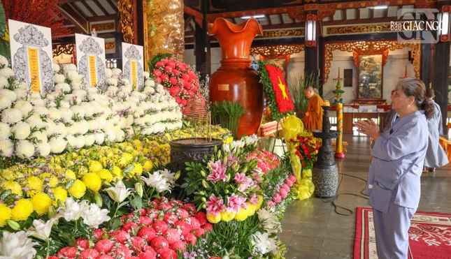 Phật tử dâng hương tưởng niệm các anh hùng liệt sĩ