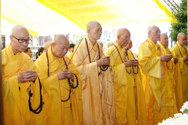 Chư tôn giáo phẩm dâng hương tưởng niệm Hòa thượng Thích Thiện Tánh