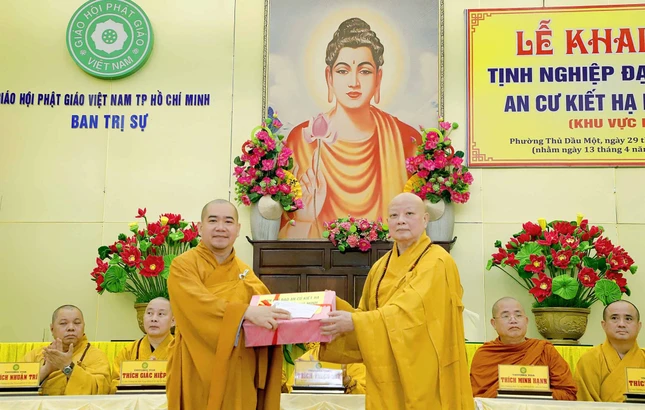 Trao phẩm vật cúng dường Trao phẩm vật cúng dường