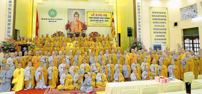 Các hành giả chụp hình lưu niệm cùng chư tôn đức trong phái đoàn Ban Thường trực Ban Trị sự TP.HCM Các hành giả chụp hình lưu niệm cùng chư tôn đức trong phái đoàn Ban Thường trực Ban Trị sự TP.HCM