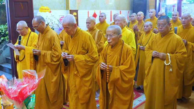 Chư tôn đức thắp hương tưởng niệm Chư tôn đức thắp hương tưởng niệm