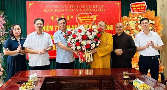 Thượng tọa Thích Quảng Bá, Trưởng ban Đại diện Phật giáo liên xã Nghĩa Hưng chúc mừng Thượng tọa Thích Quảng Bá, Trưởng ban Đại diện Phật giáo liên xã Nghĩa Hưng chúc mừng