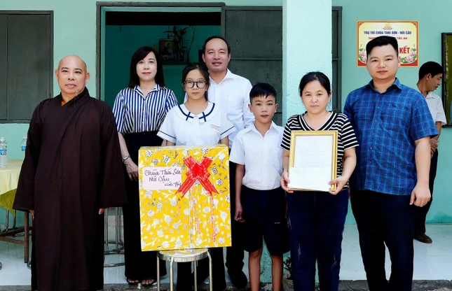 Thượng tọa Thích Tắc An, lãnh đạo địa phương tặng quà hỗ trợ Thượng tọa Thích Tắc An, lãnh đạo địa phương tặng quà hỗ trợ
