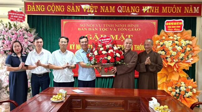 Thượng tọa Thích Thanh Huy, Trưởng ban Đại diện Phật giáo liên xã Vụ Bản tặng hoa chúc mừng Thượng tọa Thích Thanh Huy, Trưởng ban Đại diện Phật giáo liên xã Vụ Bản tặng hoa chúc mừng