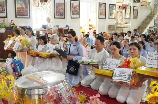 Phật tử tác bạch dâng y cúng dường chư Tăng Phật tử tác bạch dâng y cúng dường chư Tăng