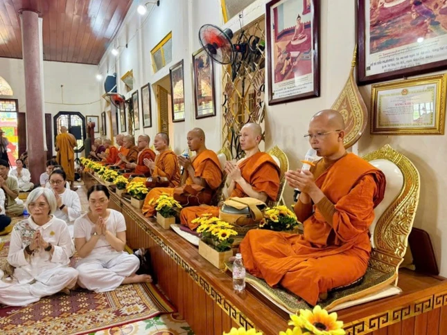 Khóa lễ chúc lành đến Phật tử Khóa lễ chúc lành đến Phật tử