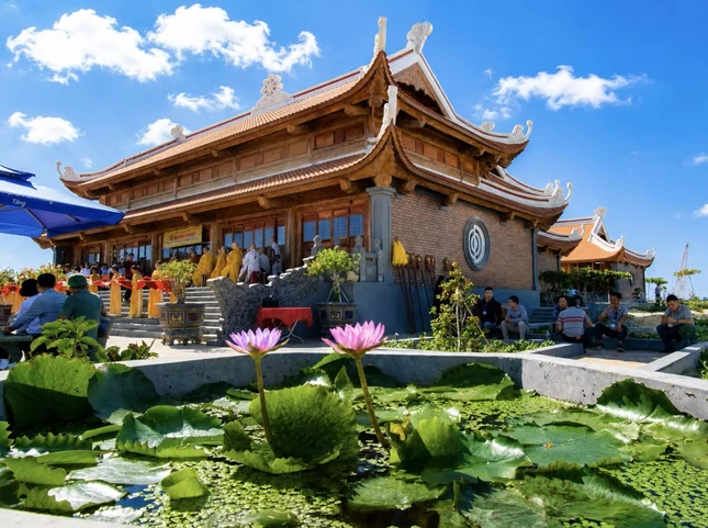 Mái chùa hiên ngang nơi đầu sóng ngọn gió - Ảnh: M.Đ