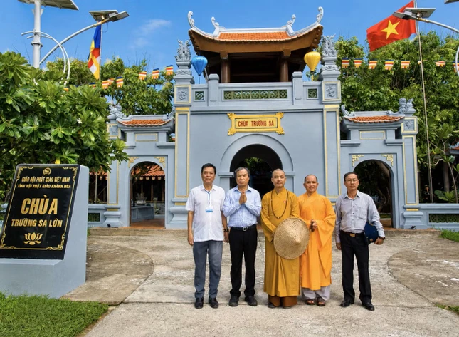 Doanh nhân Nguyễn Văn Trường (thứ 2 bên trái) - Ảnh: M.Đ