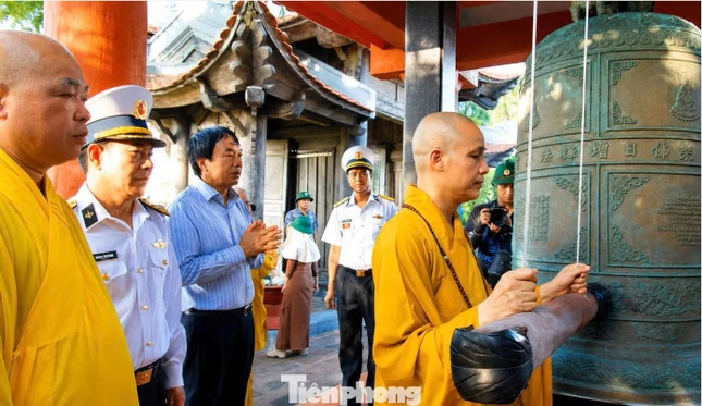 Thượng tọa Thích Minh Quang - Phó Trưởng Đoàn công tác thỉnh đại hồng chung, cầu nguyện quốc thái dân an tại chùa Phan Vinh - Ảnh: M.Đ