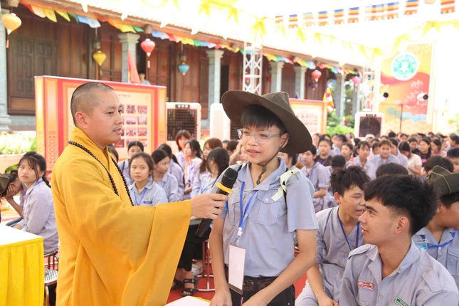 Đại đức Thích Quảng Thuận giao lưu cùng các đoàn sinh