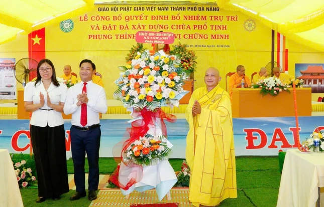 Sở Dân tộc và Tôn giáo TP.Đà Nẵng tặng hoa chúc mừng Sở Dân tộc và Tôn giáo TP.Đà Nẵng tặng hoa chúc mừng