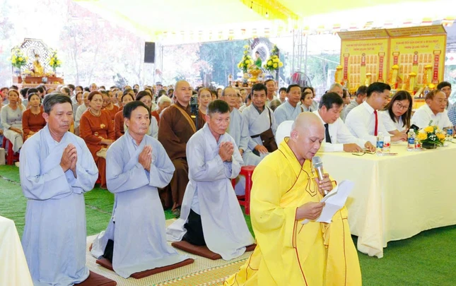 Đại đức Thích Quảng Huệ dâng lời phát nguyện Đại đức Thích Quảng Huệ dâng lời phát nguyện