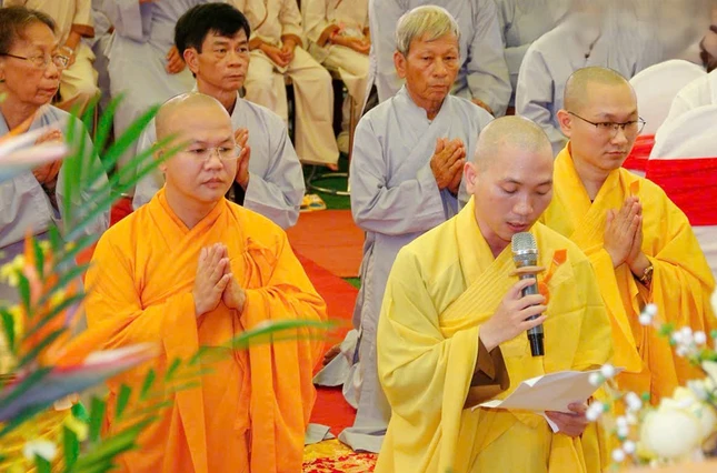 Đại đức Thích Pháp Nguyên dâng lời phát nguyện nhận nhiệm vụ Đại đức Thích Pháp Nguyên dâng lời phát nguyện nhận nhiệm vụ