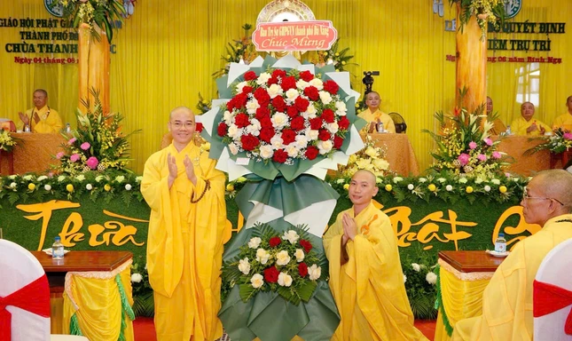 Ban Trị sự GHPGVN TP.Đà Nẵng tặng hoa chúc mừng Đại đức tân trụ trì Ban Trị sự GHPGVN TP.Đà Nẵng tặng hoa chúc mừng Đại đức tân trụ trì