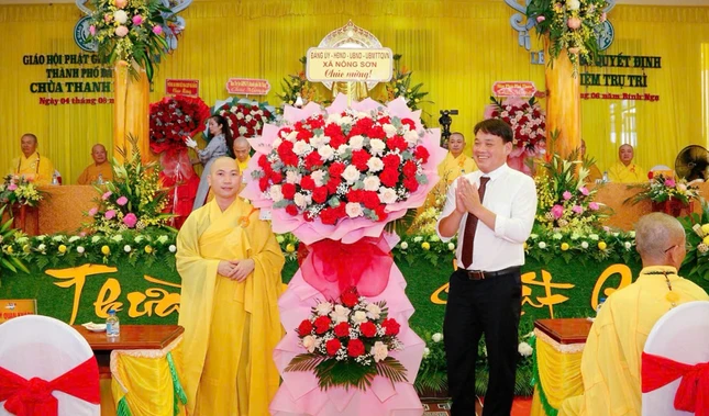 Phó Bí thư Thường trực Đảng ủy xã Nông Sơn Đỗ Đức Huynh tặng hoa chúc mừng Phó Bí thư Thường trực Đảng ủy xã Nông Sơn Đỗ Đức Huynh tặng hoa chúc mừng