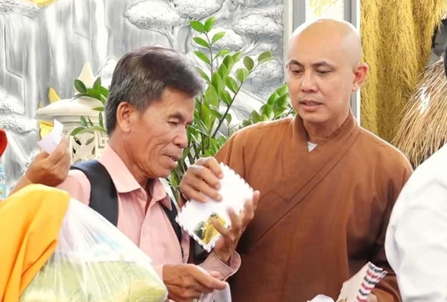 Chia sẻ yêu thương
