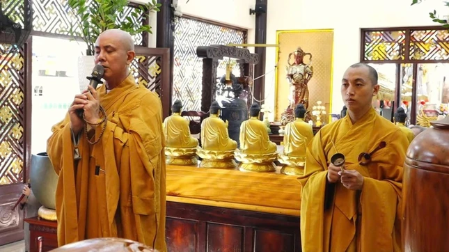 Đại đức Thích Trí Lực, trụ trì chùa Giác Tánh hướng dẫn khóa lễ