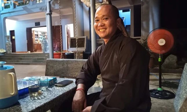 Thầy Thích Nhuận Đạt tại chùa Trường Sa Lớn