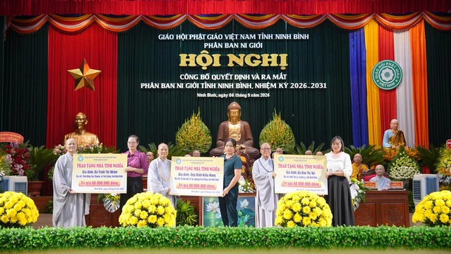Trao tặng 180 triệu đồng hỗ trợ xây dựng nhà ở cho ba gia đình có hoàn cảnh đặc biệt khó khăn Trao tặng 180 triệu đồng hỗ trợ xây dựng nhà ở cho ba gia đình có hoàn cảnh đặc biệt khó khăn