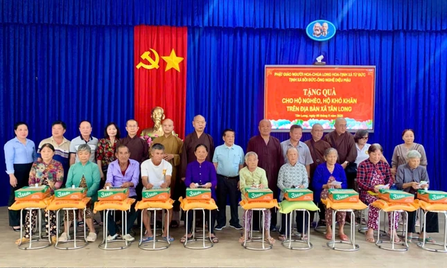 Trao 100 phần quà cho các hộ có hoàn cảnh khó khăn tại xã Tân Long Trao 100 phần quà cho các hộ có hoàn cảnh khó khăn tại xã Tân Long