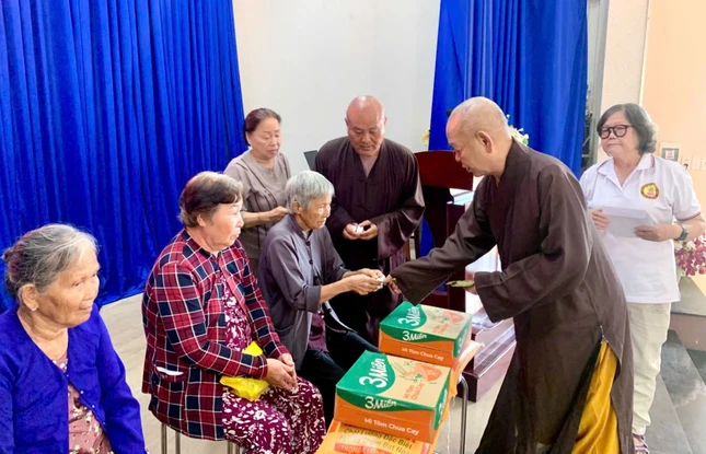 Hòa thượng Thích Huệ Công chia sẻ yêu thương Hòa thượng Thích Huệ Công chia sẻ yêu thương