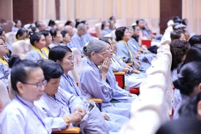 Thành kính nghe pháp