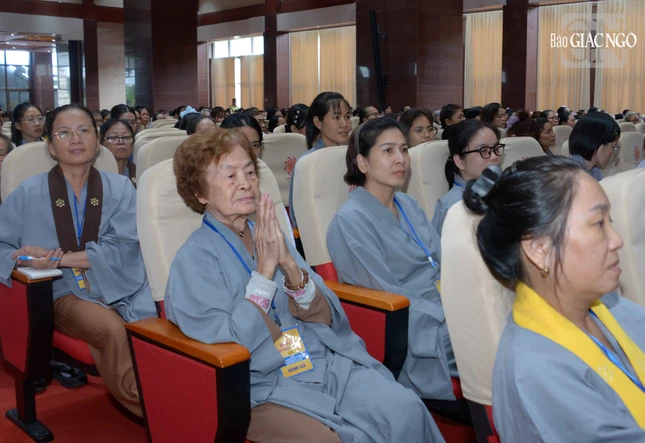 Thành kính lắng nghe lời huấn thị của Đức Pháp chủ GHPGVN