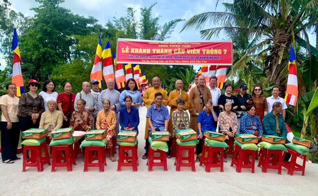 Tặng quà đến người dân trong lễ khánh thành cầu Viên Thông số 7 tại xã Phú Tâm, TP.Cần Thơ Tặng quà đến người dân trong lễ khánh thành cầu Viên Thông số 7 tại xã Phú Tâm, TP.Cần Thơ