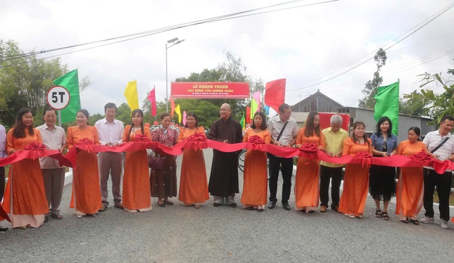 Cắt băng khánh thành cầu Hương Quản Cắt băng khánh thành cầu Hương Quản