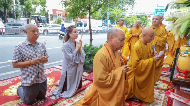 Chư tôn đức dâng hương cầu nguyện