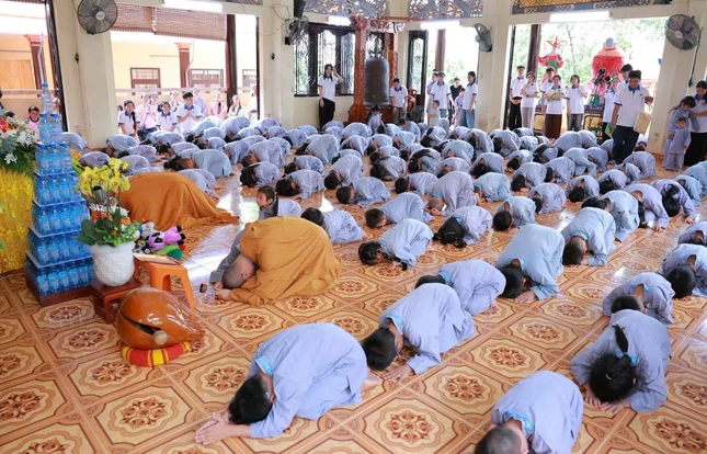 Thành kính lễ Phật
