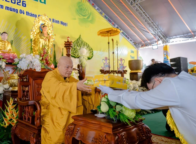 Thành kính dâng pháp y cúng dường Thành kính dâng pháp y cúng dường