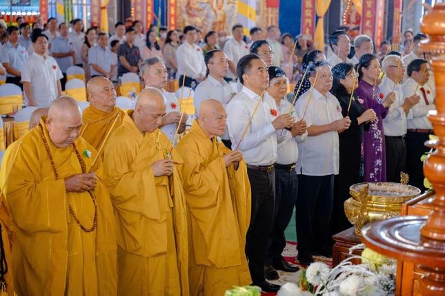 Dâng hương tưởng niệm anh linh anh hùng liệt sĩ, đồng bào tử nạn nhân Đại lễ Vu lan - Báo hiếu Dâng hương tưởng niệm anh linh anh hùng liệt sĩ, đồng bào tử nạn nhân Đại lễ Vu lan - Báo hiếu