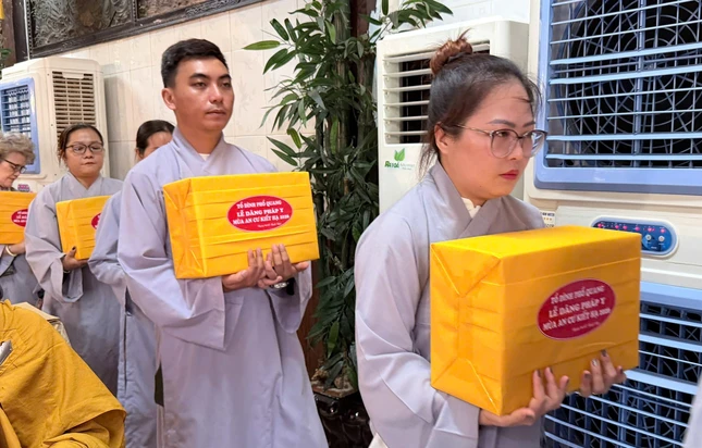 Phật tử nhiễu y cúng dường