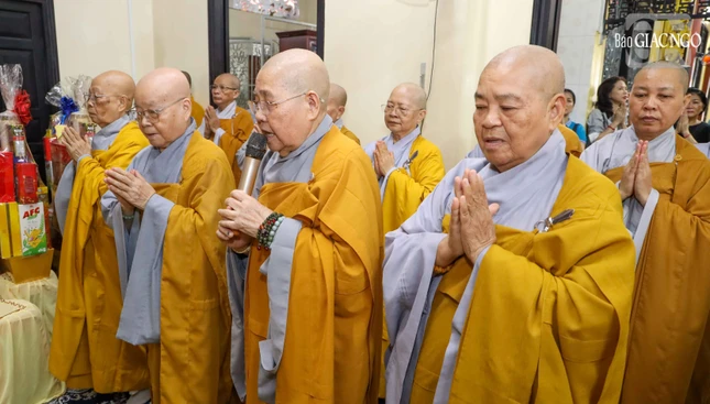 Chư tôn đức Ni thành kính tưởng niệm Chư tôn đức Ni thành kính tưởng niệm