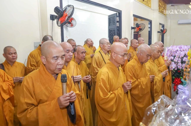 Chư tôn đức thắp hương tưởng niệm Ni trưởng Thích nữ Như Hòa Chư tôn đức thắp hương tưởng niệm Ni trưởng Thích nữ Như Hòa