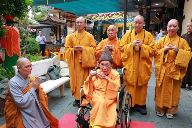 Trưởng lão Hòa thượng Thích Đức Nghiệp thắp hương tưởng niệm trước bảo tháp Ni trưởng Thích nữ Như Giác