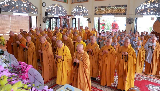 Chư tôn đức Tăng Ni dâng hương tưởng niệm