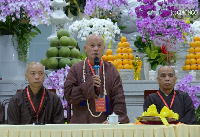 Thượng tọa Thích Giác Dũng động viên thí sinh