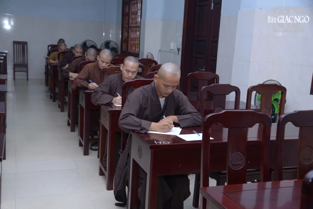Thí sinh nghiêm túc làm bài thi
