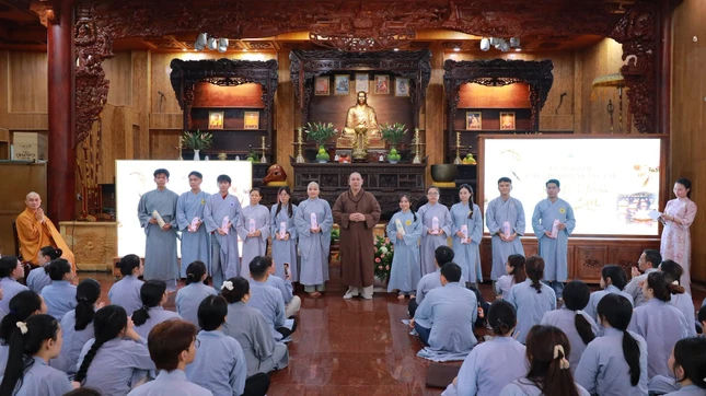 Tặng quà đến các tác giả đạt giải cuộc thi chủ đề Hoa hiếu hạnh Vu lan