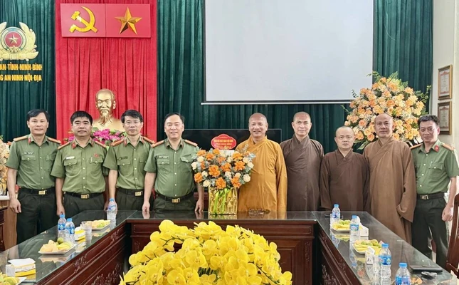 Hòa thượng Thích Quảng Hà cùng chư tôn đức Ban Trị sự chúc mừng Phòng An ninh nội địa - Công an tỉnh Ninh Bình Hòa thượng Thích Quảng Hà cùng chư tôn đức Ban Trị sự chúc mừng Phòng An ninh nội địa - Công an tỉnh Ninh Bình
