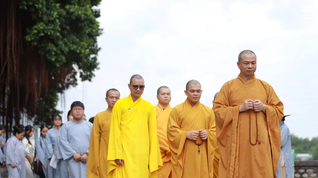 Thượng tọa Thích Nguyên Pháp, trụ trì Diệu Pháp hướng dẫn đại chúng thiền hành
