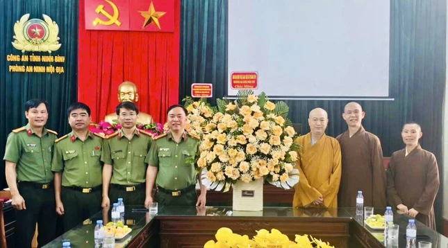 Thượng tọa Thích Thanh Viên, Ban Đại diện Phật giáo liên xã Thanh Liêm tặng hoa chúc mừng Phòng An ninh nội địa Thượng tọa Thích Thanh Viên, Ban Đại diện Phật giáo liên xã Thanh Liêm tặng hoa chúc mừng Phòng An ninh nội địa